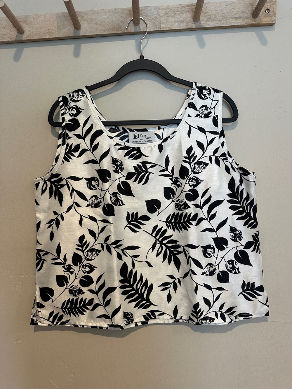 Sportif Essentials Black & White Leaf-Print Tank